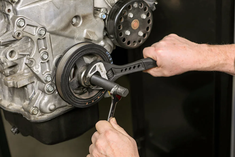 torque wrench tightening harmonic balancer center bolt to spec